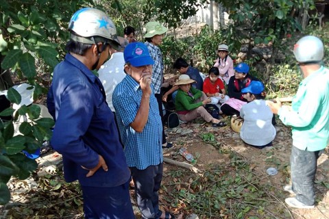 Xe khách lao khỏi đường lật ngang, dân phá kính cứu người - Ảnh 3. Xe khách lao khỏi đường lật ngang, dân phá kính cứu người - Ảnh 3.