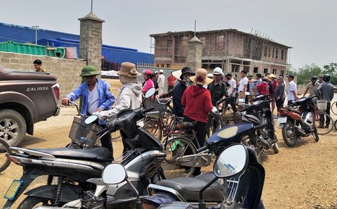 Dân bao vây nhà máy quặng gây ô nhiễm tại Hải Phòng - Ảnh 1. Dân bao vây nhà máy quặng gây ô nhiễm tại Hải Phòng - Ảnh 1.