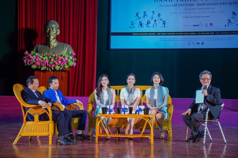 Thắp lửa tri thức đến người trẻ nơi khó khăn nhất - Ảnh 6. Thắp lửa tri thức đến người trẻ nơi khó khăn nhất - Ảnh 6.