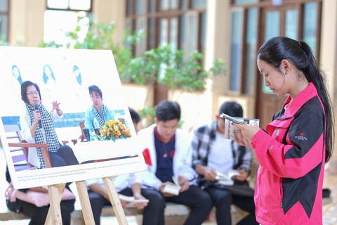 Thắp lửa tri thức đến người trẻ nơi khó khăn nhất - Ảnh 4. Thắp lửa tri thức đến người trẻ nơi khó khăn nhất - Ảnh 4.
