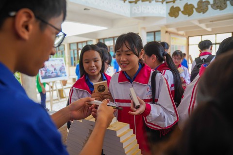 Thắp lửa tri thức đến người trẻ nơi khó khăn nhất - Ảnh 3. Thắp lửa tri thức đến người trẻ nơi khó khăn nhất - Ảnh 3.