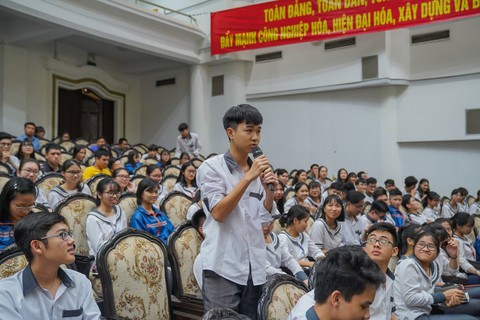 Thắp lửa tri thức đến người trẻ nơi khó khăn nhất - Ảnh 7. Thắp lửa tri thức đến người trẻ nơi khó khăn nhất - Ảnh 7.