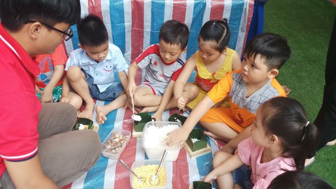 Học sinh mầm non hào hứng học gói bánh chưng, xem rối lịch sử trong sân trường - Ảnh 3. Học sinh mầm non hào hứng học gói bánh chưng, xem rối lịch sử trong sân trường - Ảnh 3.