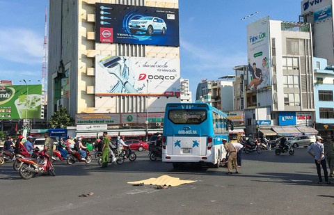Người phụ nữ 59 tuổi bán vé số bị cán chết ở vòng xoay Điện Biên Phủ - Ảnh 1. Người phụ nữ 59 tuổi bán vé số bị cán chết ở vòng xoay Điện Biên Phủ - Ảnh 1.