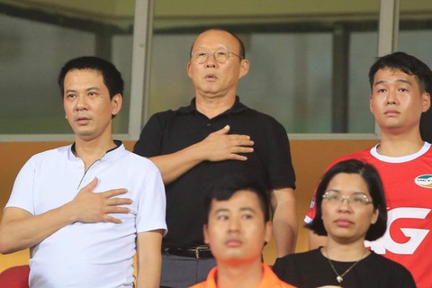Trung vệ Bùi Tiến Dũng ghi bàn giúp Viettel đá bại Nam Định - Ảnh 4. Trung vệ Bùi Tiến Dũng ghi bàn giúp Viettel đá bại Nam Định - Ảnh 4.