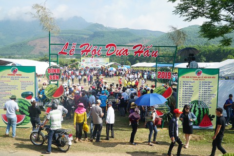 Thủ phủ dưa hấu miền Trung mở lễ hội dưa hấu - Ảnh 1. Thủ phủ dưa hấu miền Trung mở lễ hội dưa hấu - Ảnh 1.
