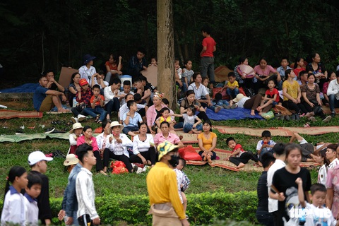 Đền Hùng đang tràn ngập người, ăn mặc không đúng quy định bị chặn lại - Ảnh 6. Đền Hùng đang tràn ngập người, ăn mặc không đúng quy định bị chặn lại - Ảnh 6.