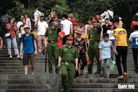 Đền Hùng đang tràn ngập người, ăn mặc không đúng quy định bị chặn lại - Ảnh 7. Đền Hùng đang tràn ngập người, ăn mặc không đúng quy định bị chặn lại - Ảnh 7.