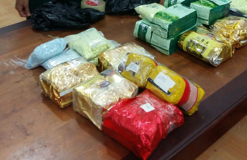 Bắt 2 người nghi mang 26,6kg ma túy từ Campuchia về Việt Nam - Ảnh 1. Bắt 2 người nghi mang 26,6kg ma túy từ Campuchia về Việt Nam - Ảnh 1.