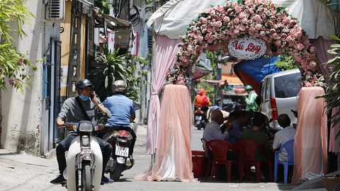 Dựng rạp ma chay, hiếu hỉ ngoài đường: Nguy cơ tai nạn khôn lường - Ảnh 1. Dựng rạp ma chay, hiếu hỉ ngoài đường: Nguy cơ tai nạn khôn lường - Ảnh 1.