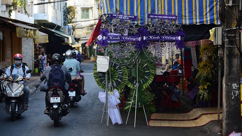 Dựng rạp ma chay, hiếu hỉ ngoài đường: Nguy cơ tai nạn khôn lường - Ảnh 8. Dựng rạp ma chay, hiếu hỉ ngoài đường: Nguy cơ tai nạn khôn lường - Ảnh 8.
