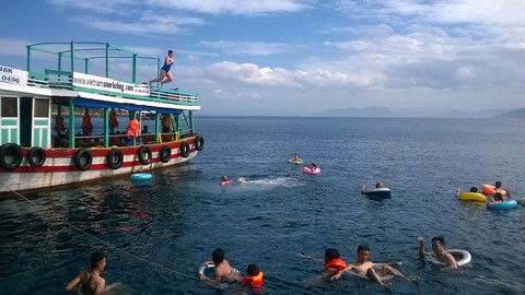 Nghỉ lễ Giỗ Tổ Hùng Vương: Rồng rắn xếp hàng mua thực phẩm, khu vui chơi kín chỗ - Ảnh 6. Nghỉ lễ Giỗ Tổ Hùng Vương: Rồng rắn xếp hàng mua thực phẩm, khu vui chơi kín chỗ - Ảnh 6.