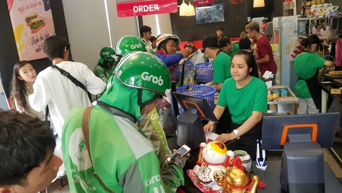 Nghỉ lễ Giỗ Tổ Hùng Vương: Rồng rắn xếp hàng mua thực phẩm, khu vui chơi kín chỗ - Ảnh 1. Nghỉ lễ Giỗ Tổ Hùng Vương: Rồng rắn xếp hàng mua thực phẩm, khu vui chơi kín chỗ - Ảnh 1.