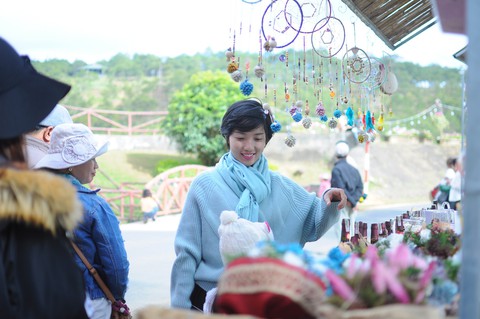 Nghỉ lễ Giỗ Tổ Hùng Vương: Rồng rắn xếp hàng mua thực phẩm, khu vui chơi kín chỗ - Ảnh 5. Nghỉ lễ Giỗ Tổ Hùng Vương: Rồng rắn xếp hàng mua thực phẩm, khu vui chơi kín chỗ - Ảnh 5.