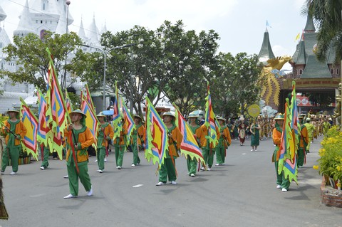 Nghỉ lễ Giỗ Tổ Hùng Vương: Rồng rắn xếp hàng mua thực phẩm, khu vui chơi kín chỗ - Ảnh 2. Nghỉ lễ Giỗ Tổ Hùng Vương: Rồng rắn xếp hàng mua thực phẩm, khu vui chơi kín chỗ - Ảnh 2.