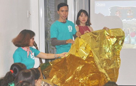 Tôi thấy người ta đựng rác trong túi chúng ta hay đựng khoai lang chiên - Ảnh 1. Tôi thấy người ta đựng rác trong túi chúng ta hay đựng khoai lang chiên - Ảnh 1.
