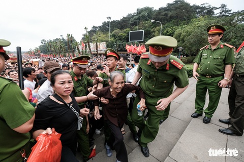 Đông đúc, chen lấn sau lễ dâng hương giỗ Tổ Hùng Vương - Ảnh 16. Đông đúc, chen lấn sau lễ dâng hương giỗ Tổ Hùng Vương - Ảnh 16.