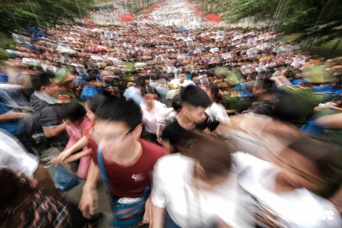 Đông đúc, chen lấn sau lễ dâng hương giỗ Tổ Hùng Vương - Ảnh 8. Đông đúc, chen lấn sau lễ dâng hương giỗ Tổ Hùng Vương - Ảnh 8.