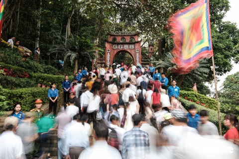 Đông đúc, chen lấn sau lễ dâng hương giỗ Tổ Hùng Vương - Ảnh 23. Đông đúc, chen lấn sau lễ dâng hương giỗ Tổ Hùng Vương - Ảnh 23.
