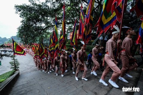 Đông đúc, chen lấn sau lễ dâng hương giỗ Tổ Hùng Vương - Ảnh 3. Đông đúc, chen lấn sau lễ dâng hương giỗ Tổ Hùng Vương - Ảnh 3.