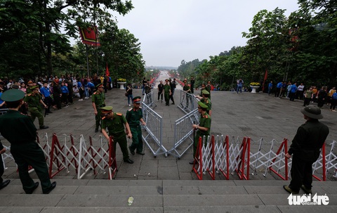 Đông đúc, chen lấn sau lễ dâng hương giỗ Tổ Hùng Vương - Ảnh 4. Đông đúc, chen lấn sau lễ dâng hương giỗ Tổ Hùng Vương - Ảnh 4.