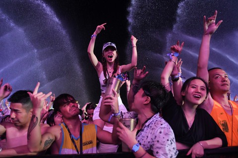 Người Thái chơi đùa với voi, đại chiến súng nước dịp Tết Songkran - Ảnh 12. Người Thái chơi đùa với voi, đại chiến súng nước dịp Tết Songkran - Ảnh 12.