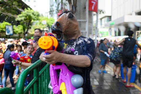 Người Thái chơi đùa với voi, đại chiến súng nước dịp Tết Songkran - Ảnh 11. Người Thái chơi đùa với voi, đại chiến súng nước dịp Tết Songkran - Ảnh 11.