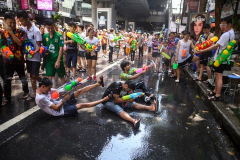 Người Thái chơi đùa với voi, đại chiến súng nước dịp Tết Songkran - Ảnh 6. Người Thái chơi đùa với voi, đại chiến súng nước dịp Tết Songkran - Ảnh 6.