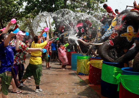 Người Thái chơi đùa với voi, đại chiến súng nước dịp Tết Songkran - Ảnh 2. Người Thái chơi đùa với voi, đại chiến súng nước dịp Tết Songkran - Ảnh 2.
