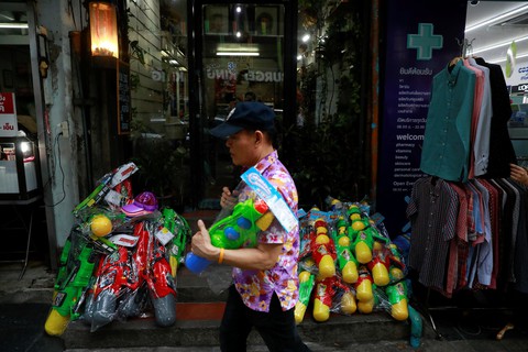 Người Thái chơi đùa với voi, đại chiến súng nước dịp Tết Songkran - Ảnh 4. Người Thái chơi đùa với voi, đại chiến súng nước dịp Tết Songkran - Ảnh 4.