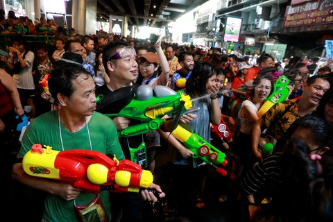 Người Thái chơi đùa với voi, đại chiến súng nước dịp Tết Songkran - Ảnh 7. Người Thái chơi đùa với voi, đại chiến súng nước dịp Tết Songkran - Ảnh 7.