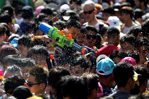 Người Thái chơi đùa với voi, đại chiến súng nước dịp Tết Songkran - Ảnh 8. Người Thái chơi đùa với voi, đại chiến súng nước dịp Tết Songkran - Ảnh 8.
