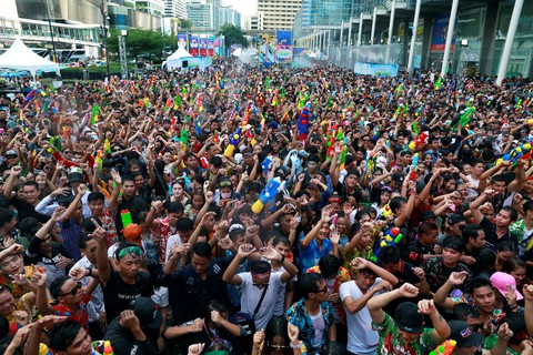Người Thái chơi đùa với voi, đại chiến súng nước dịp Tết Songkran - Ảnh 9. Người Thái chơi đùa với voi, đại chiến súng nước dịp Tết Songkran - Ảnh 9.