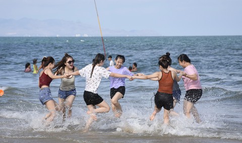 Dân Sài Gòn trốn nóng, ken đặc biển Vũng Tàu - Ảnh 4. Dân Sài Gòn trốn nóng, ken đặc biển Vũng Tàu - Ảnh 4.