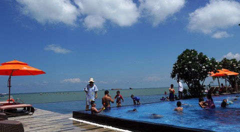 Dân Sài Gòn trốn nóng, ken đặc biển Vũng Tàu - Ảnh 5. Dân Sài Gòn trốn nóng, ken đặc biển Vũng Tàu - Ảnh 5.