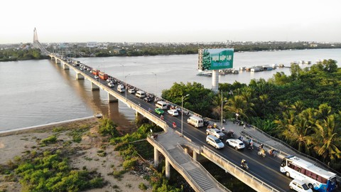 Xếp hàng dài dằng dặc chờ qua cầu Rạch Miễu chỉ vì một xe khách... chết máy - Ảnh 1. Xếp hàng dài dằng dặc chờ qua cầu Rạch Miễu chỉ vì một xe khách... chết máy - Ảnh 1.