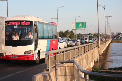 Xếp hàng dài dằng dặc chờ qua cầu Rạch Miễu chỉ vì một xe khách... chết máy - Ảnh 4. Xếp hàng dài dằng dặc chờ qua cầu Rạch Miễu chỉ vì một xe khách... chết máy - Ảnh 4.