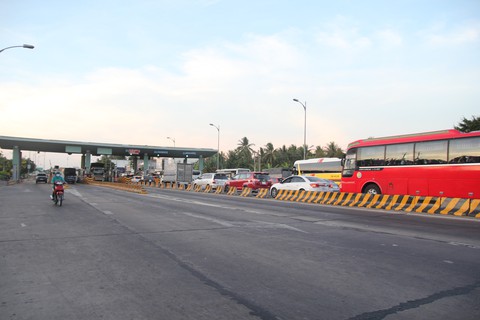 Xếp hàng dài dằng dặc chờ qua cầu Rạch Miễu chỉ vì một xe khách... chết máy - Ảnh 5. Xếp hàng dài dằng dặc chờ qua cầu Rạch Miễu chỉ vì một xe khách... chết máy - Ảnh 5.