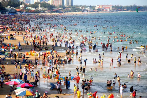 Dân Sài Gòn trốn nóng, ken đặc biển Vũng Tàu - Ảnh 1. Dân Sài Gòn trốn nóng, ken đặc biển Vũng Tàu - Ảnh 1.