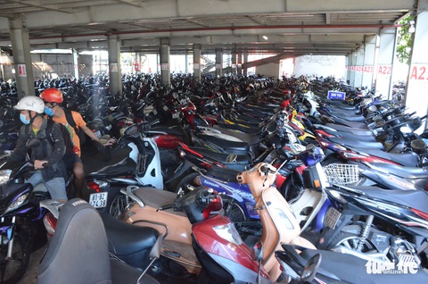 Điểm giữ xe ở TP.HCM đua nhau chặt chém, 30.000 đồng/xe máy - Ảnh 1. Điểm giữ xe ở TP.HCM đua nhau chặt chém, 30.000 đồng/xe máy - Ảnh 1.
