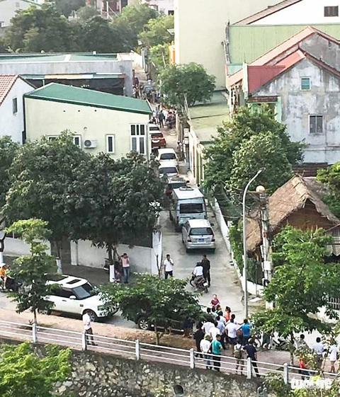 Hàng chục cảnh sát phong tỏa phố, vây bắt vụ nghi mua bán ma túy - Ảnh 3. Hàng chục cảnh sát phong tỏa phố, vây bắt vụ nghi mua bán ma túy - Ảnh 3.