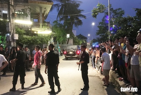 Hàng chục cảnh sát phong tỏa phố, vây bắt vụ nghi mua bán ma túy - Ảnh 5. Hàng chục cảnh sát phong tỏa phố, vây bắt vụ nghi mua bán ma túy - Ảnh 5.