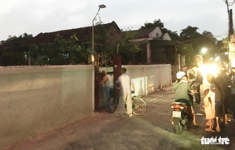 Hàng chục cảnh sát phong tỏa phố, vây bắt vụ nghi mua bán ma túy - Ảnh 7. Hàng chục cảnh sát phong tỏa phố, vây bắt vụ nghi mua bán ma túy - Ảnh 7.