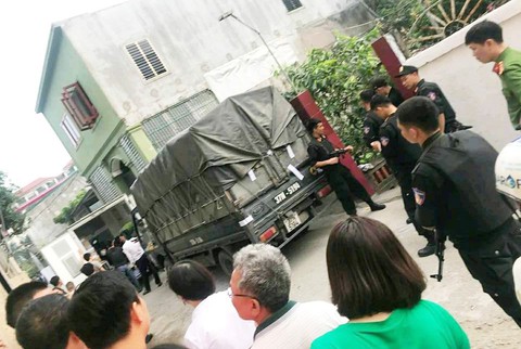 Hàng chục cảnh sát phong tỏa phố, vây bắt vụ nghi mua bán ma túy - Ảnh 1. Hàng chục cảnh sát phong tỏa phố, vây bắt vụ nghi mua bán ma túy - Ảnh 1.