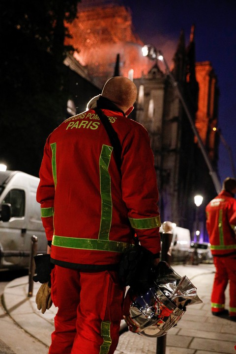 Hút nước sông Seine dập lửa Nhà thờ Đức Bà Paris - Ảnh 12. Hút nước sông Seine dập lửa Nhà thờ Đức Bà Paris - Ảnh 12.