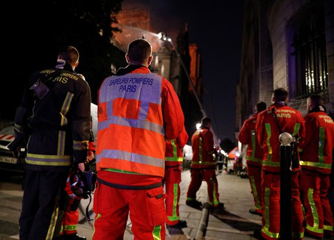 Hút nước sông Seine dập lửa Nhà thờ Đức Bà Paris - Ảnh 13. Hút nước sông Seine dập lửa Nhà thờ Đức Bà Paris - Ảnh 13.