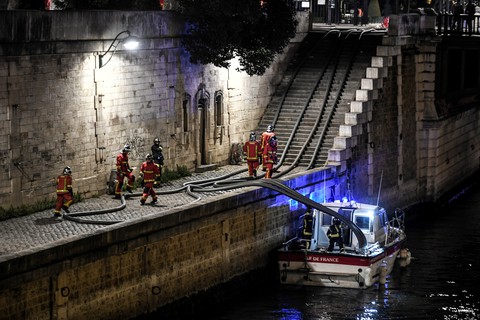 Hút nước sông Seine dập lửa Nhà thờ Đức Bà Paris - Ảnh 5. Hút nước sông Seine dập lửa Nhà thờ Đức Bà Paris - Ảnh 5.