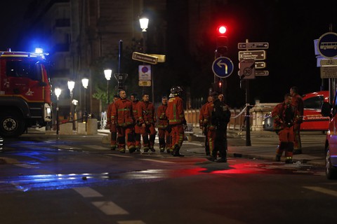 Hút nước sông Seine dập lửa Nhà thờ Đức Bà Paris - Ảnh 8. Hút nước sông Seine dập lửa Nhà thờ Đức Bà Paris - Ảnh 8.
