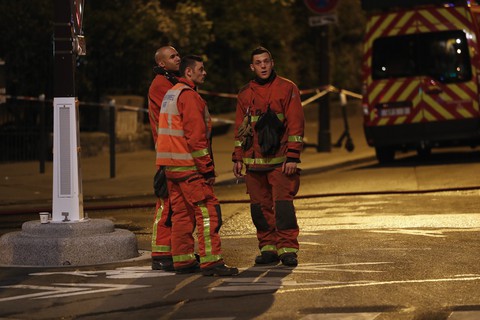 Hút nước sông Seine dập lửa Nhà thờ Đức Bà Paris - Ảnh 6. Hút nước sông Seine dập lửa Nhà thờ Đức Bà Paris - Ảnh 6.