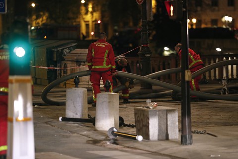 Hút nước sông Seine dập lửa Nhà thờ Đức Bà Paris - Ảnh 9. Hút nước sông Seine dập lửa Nhà thờ Đức Bà Paris - Ảnh 9.